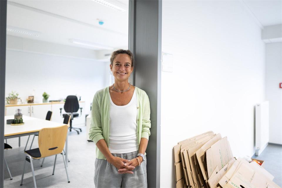 Die stellvertretende Schulleiterin der Realschule Hochdahl, Simone Richter, steht vor ihrem Büro. Fabian Strauch/dpa