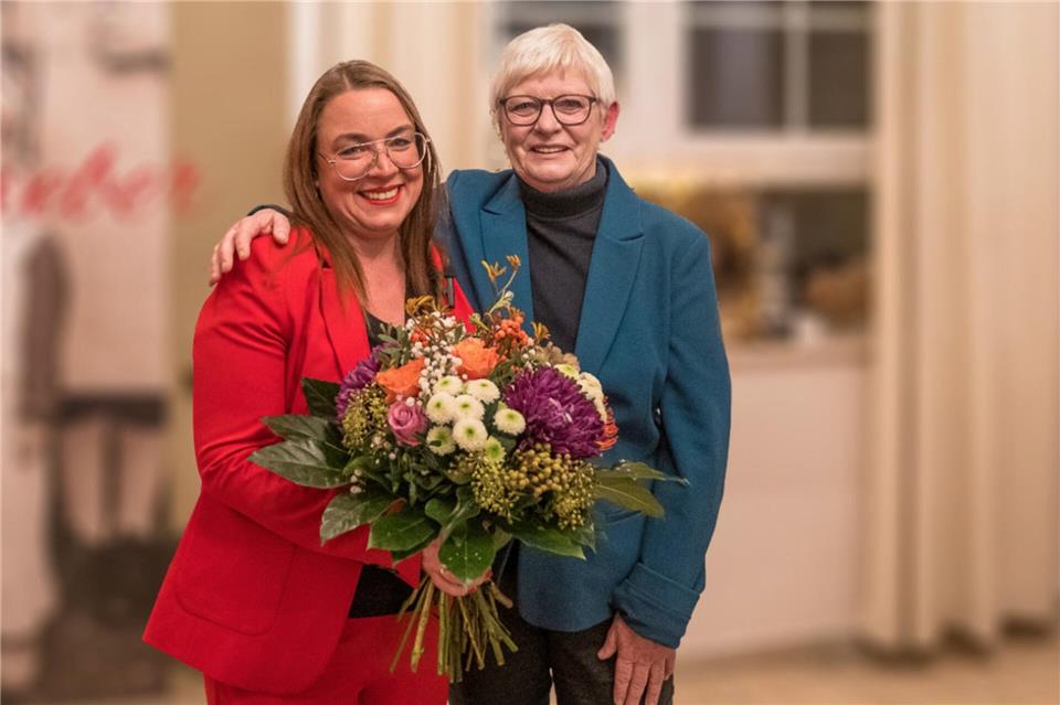 Die stellvertretende Unterbezirks-Vorsitzende der SPD, Ulrike Reifig (rechts), gehörte zu den ersten Gratulanten von Sarah Lahrkamp.