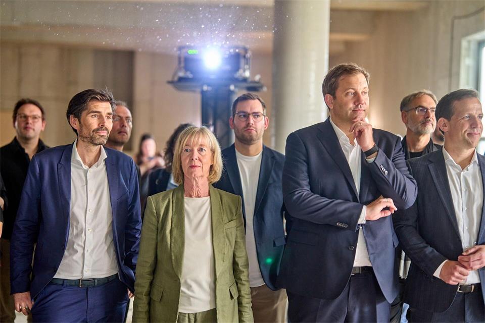 Die stellvertretenden SPD-Landeschefs Sven Teuber und Doris Ahnen betonten Schweitzers Leidenschaft für Sozialpolitik. (Archivbild)Thomas Frey/dpa