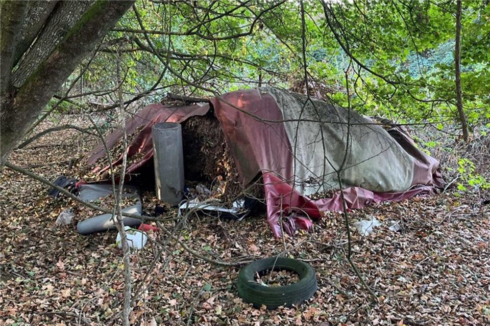 Spaziergänger entdeckt menschliches Skelett in Wald Die sterblichen Überreste werden gerichtsmedizinisch untersucht - davon erhofft sich die Polizei Hinweise auf die Identität. Polizei Neuss/dpa