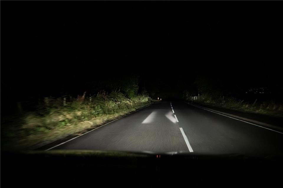 Die steuerbare Leuchteinheit macht Licht nach vorn und an den Straßenrand - aber kaum in den Gegenverkehr. Toll, wenn man so einem Auto entgegen kommt.Audi AG/dpa-tmn