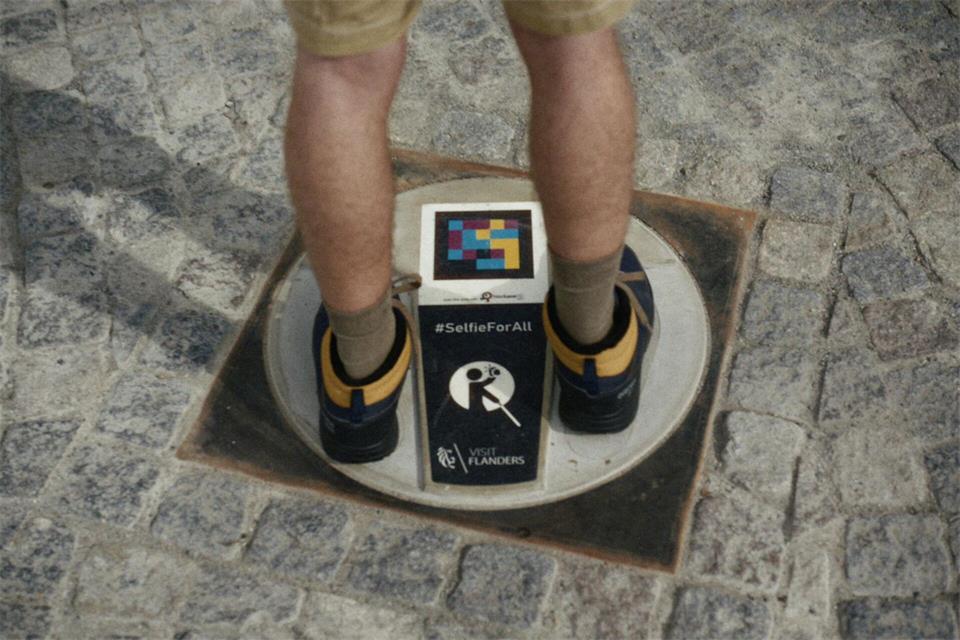 Die taktilen Platten haben Markierungen, die die ideale Standposition zeigen - via App gibt es weitere Hinweise.Visitflanders/dpa-tmn