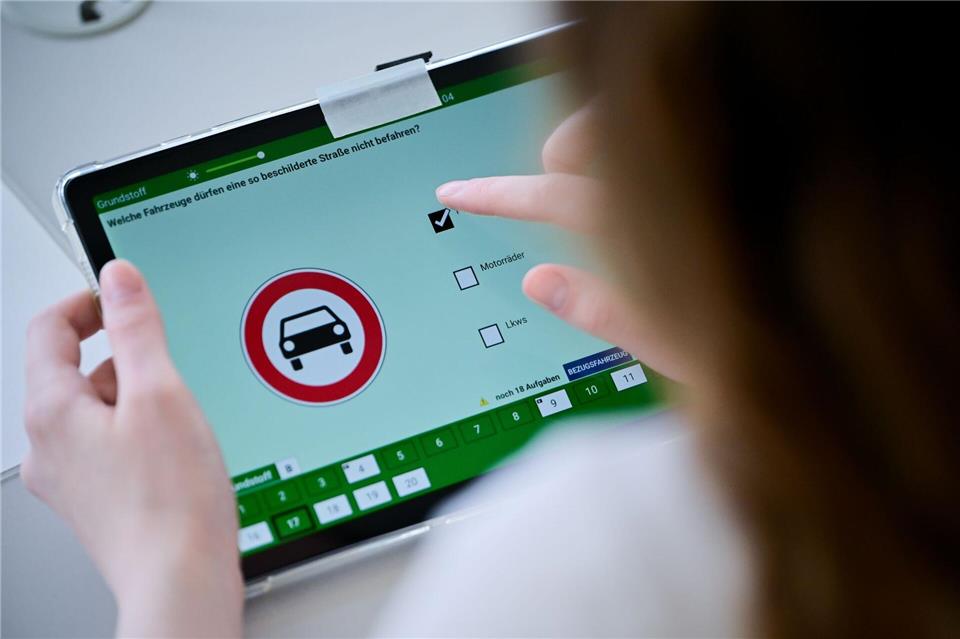 Die theoretische Prüfung des Führerscheins soll abgespeckt werden. (Archivbild)Sebastian Gollnow/dpa