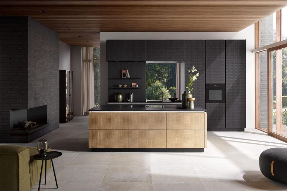 Die traditionelle Optik „Wiener Geflecht“ wird als Prägung in der Holzfurnierfront zum Hingucker in der Küche.Häcker Küchen/dpa-tmn
