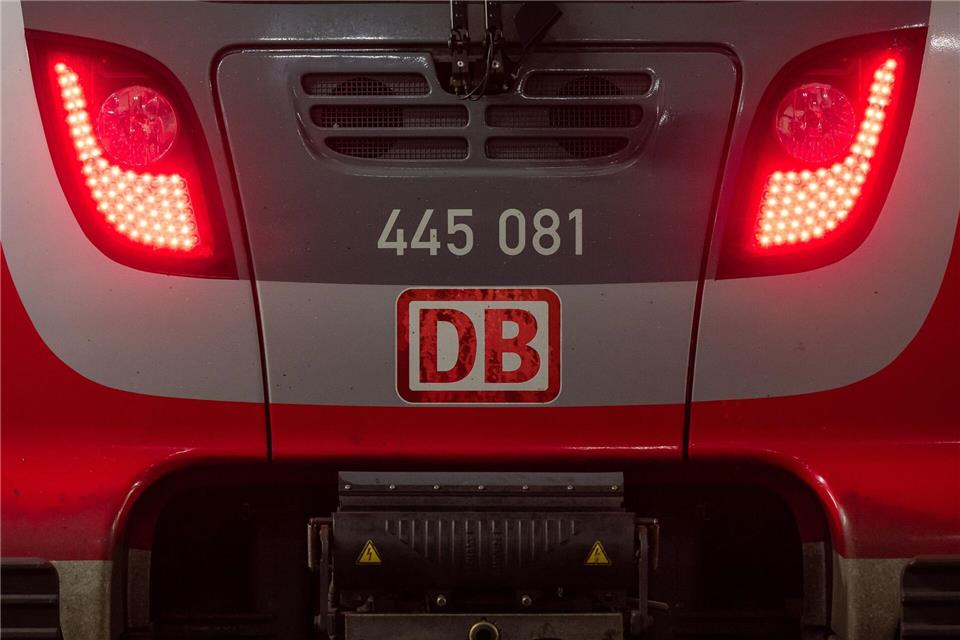 Die typisch rote Farbe der Regionalzüge wird auf einer Strecke Pegnitztal vorerst nicht mehr zu sehen sein. (Symbolbild)Peter Kneffel/dpa