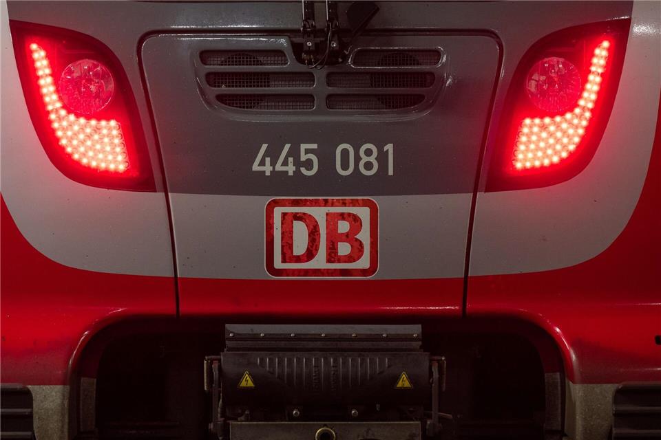 Die typisch rote Farbe der Regionalzüge wird auf einer Strecke Pegnitztal vorerst nicht mehr zu sehen sein. (Symbolbild)Peter Kneffel/dpa