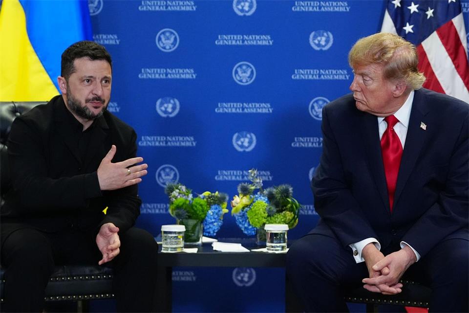 Die ukrainische Regierung stellt sich hinter Selenskyj. Zuvor hatte Trump einen neuen Präsidenten gefordert. (Archivild)Julia Demaree Nikhinson/AP/dpa