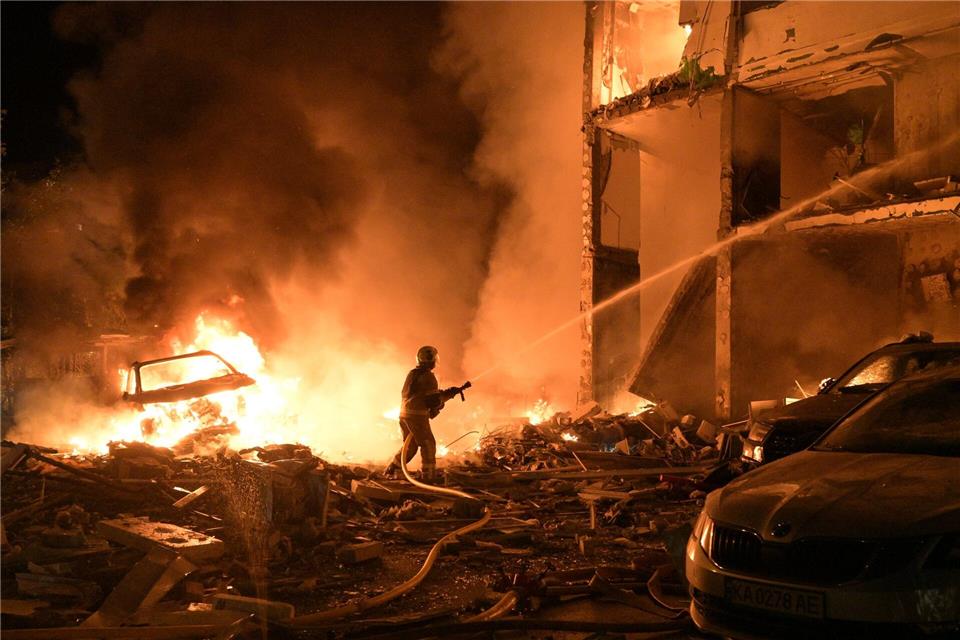 Die ukrainischen Rettungskräfte waren einmal mehr im Dauereinsatz.Danylo Antoniuk/AP/dpa