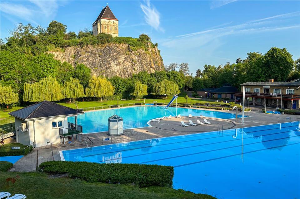 Die um 1200 gebaute Doppelkapelle thront über dem Felsenbad Landsberg - und spiegelt sich auch im Wasser des Schwimmbeckens.N. Lesinski/ Stadt Landsberg/dpa-tmn