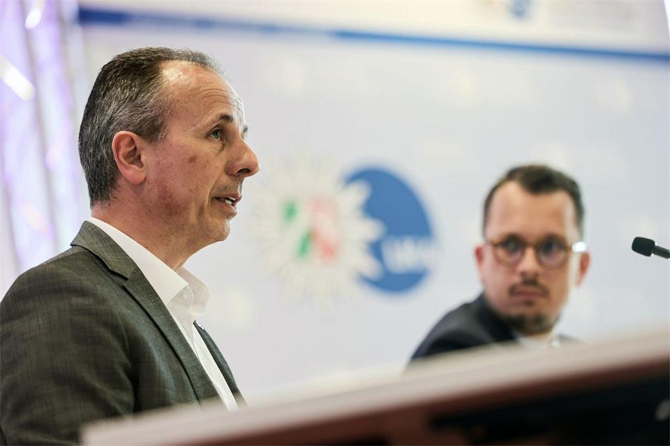 Die umfangreichen Ermittlungen dauern an. Rechts im Bild ist Staatsanwalt Kilimann zu sehen. (Archivbild) Oliver Berg/dpa
