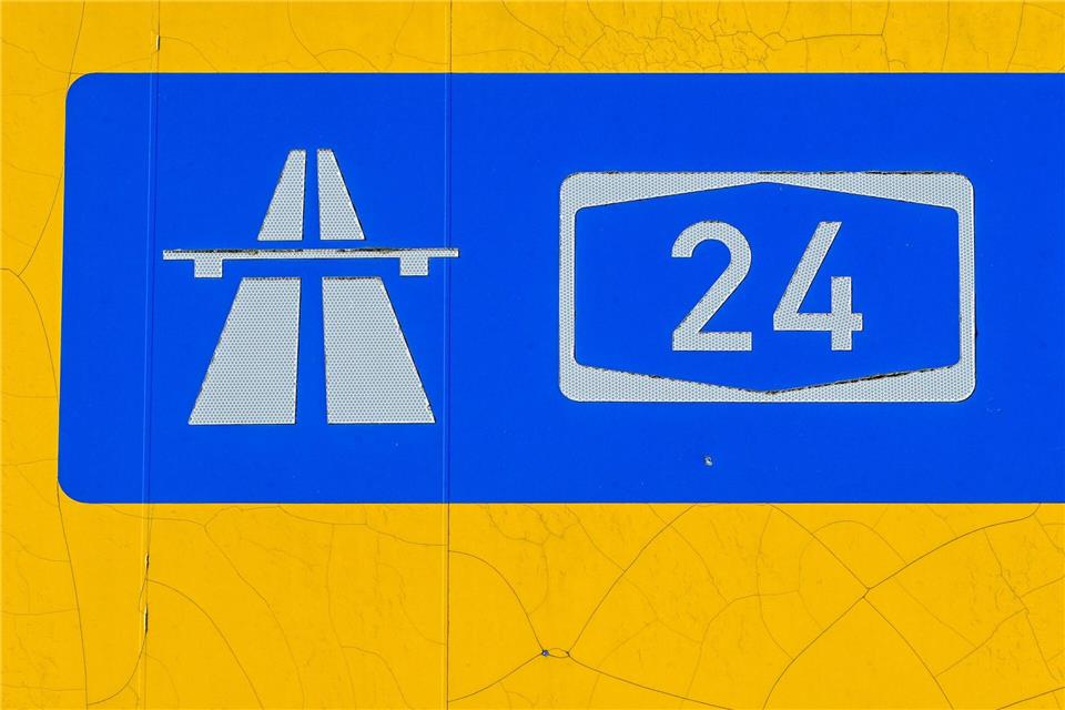 Die umfassende Sanierung der Bahnstrecke zwischen Hamburg und Berlin bietet auch der für Autobahnen zuständigen Gesellschaft Chancen für eigene Arbeiten. (Archivbild)Jens Kalaene/dpa