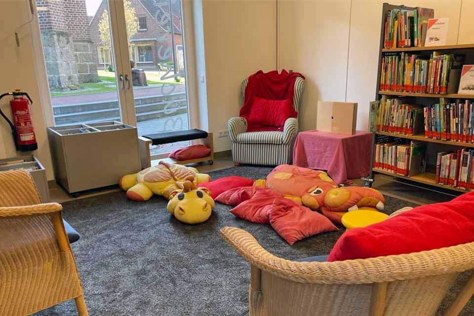 Die umgestaltete Lese-Ecke in der Erler Bücherei kommt bei den Nutzern gut an.