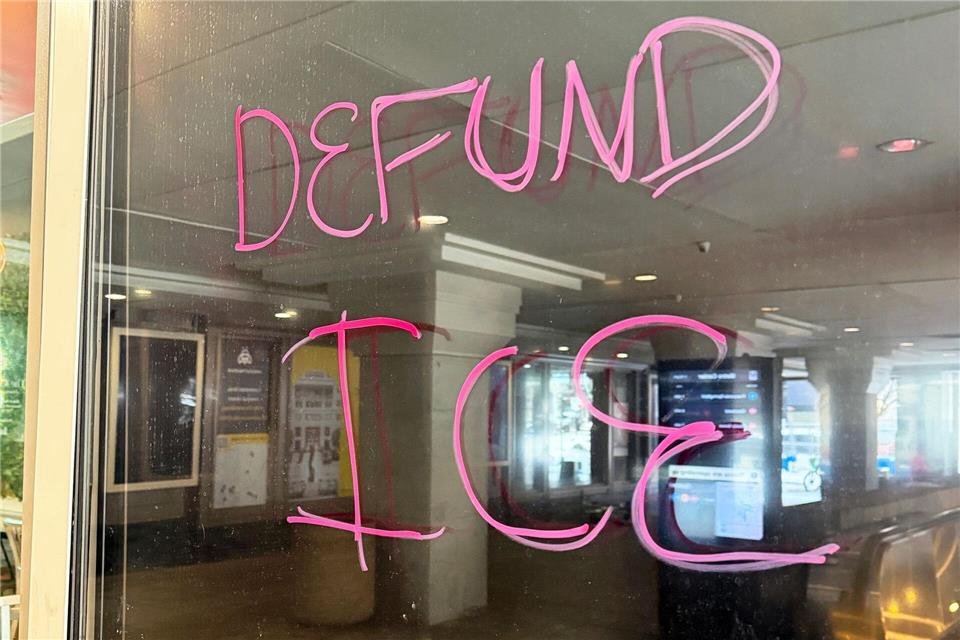 Die umstrittene Einwanderungsbehörde ICE steht im Zentrum der Kritik.Anna Ringle/dpa