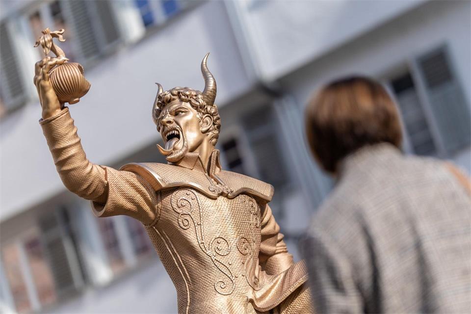 Die umstrittene Figur soll laut Stadt an Ort und Stelle vor dem Rathaus stehen bleiben. Christoph Schmidt/dpa