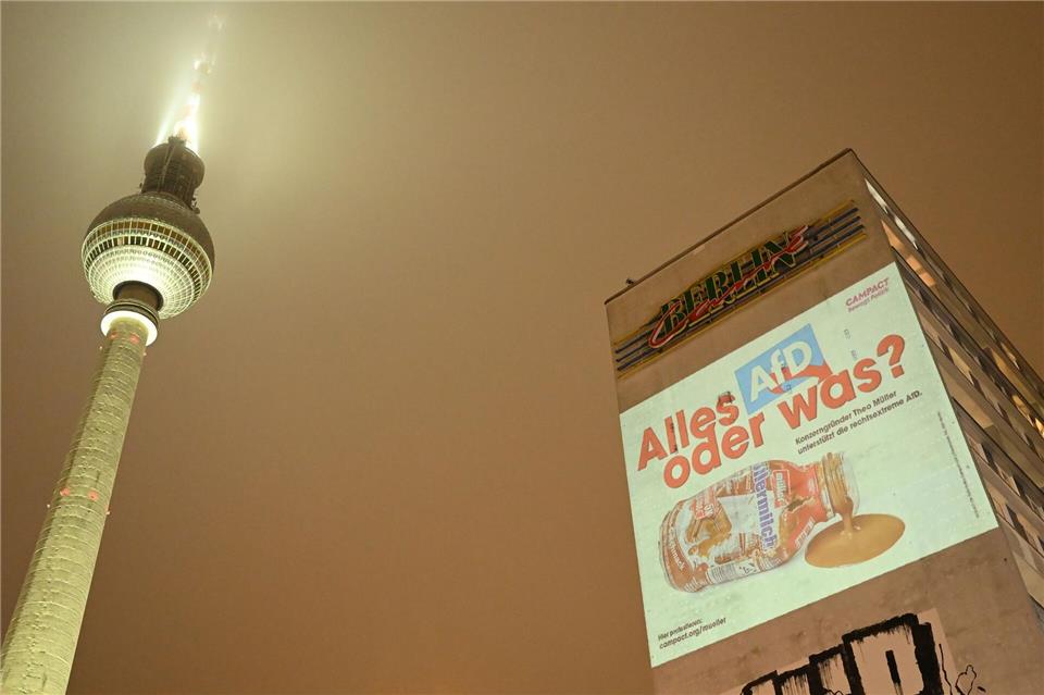 Die umstrittene Großprojektion am Berliner Alexanderplatz.Lilli Förter/dpa