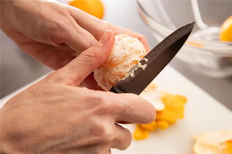 Die unbehandelte Clementine lässt sich außerdem nur schwer mit einem Messer schälen.Christin Klose/dpa-tmn