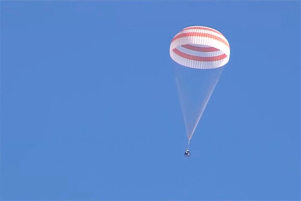 Die unbemannte Raumkapsel Sojus MS-22 bei der Landung.