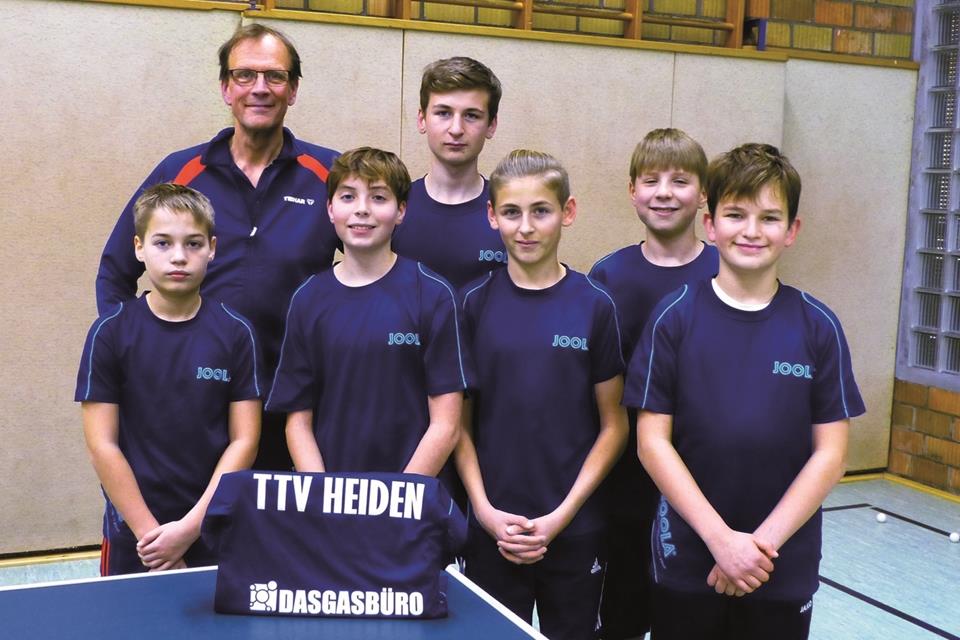 Die unbesiegten Heidener Kreisliga-Meister von Trainer Ralf Fiedler (2. von links): Timo Ostgathe, Gabriel Nienhaus, Henry Thesen, Aaron Thesen, Philipp Daniels und Johannes Heisterkamp (von links). Auf dem Foto fehlen: Oliver Sieland und Elian Bender.