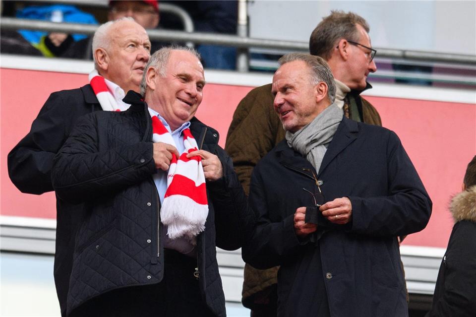 Die ungewohnte Stille der Bayern-Granden: Karl-Heinz Rummenigge (l) und Uli Hoeneß in der Münchner Arena. (Archivbild)  Matthias Balk/dpa