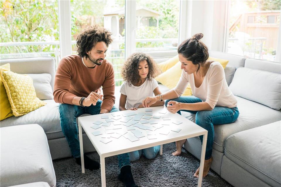 Familie international: Ein Kind, drei Sprachen - so geht das Die unterschiedlichen Sprachen sollten regelmäßig im Alltag stattfinden - eine Methode, die dabei hilft: Eine Sprache bestimmten Situationen zuordnen und etwa Deutsch beim Spielen sprechen.Robijn Page/Westend61/dpa-tmn