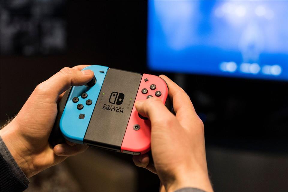 Die ursprüngliche Generation der Switch-Konsolen blieb als günstigerer Einstiegsweg in die Nintendo-Welt im Angebot. (Archivbild)Christophe Gateau/dpa