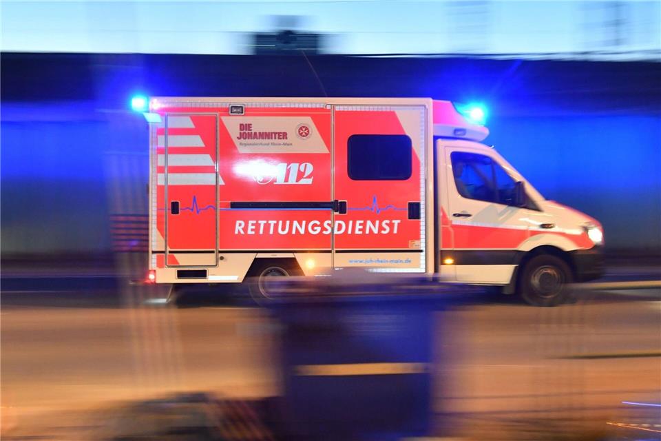 Die verletzte Frau wurde in ein Krankenhaus gebracht. (Symbolbild)Boris Roessler/dpa