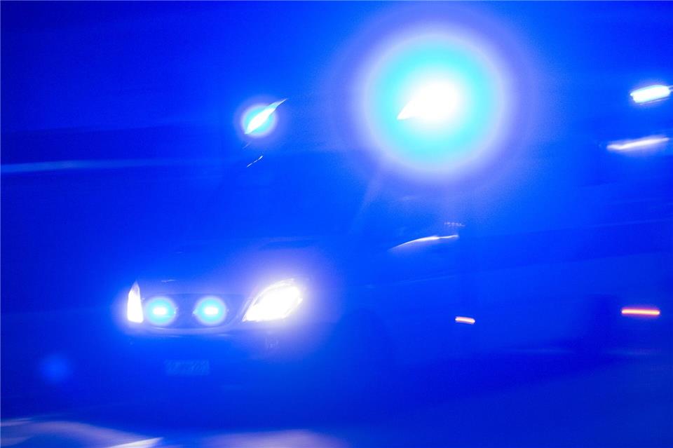 Die verletzte Frau wurde mit dem Rettungswagen ins Krankenhaus gebracht. (Symbolbild)Patrick Seeger/dpa