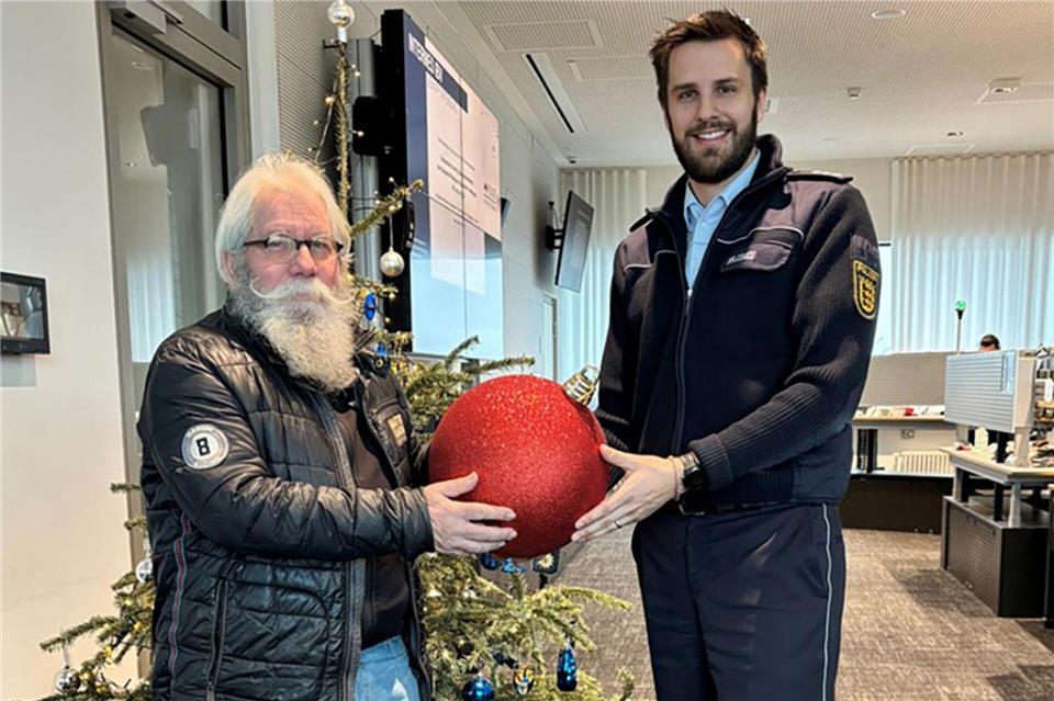 Die vermeintlich gestohlene Weihnachtskugel kehrte zum Besitzer zurück.Polizei Offenburg/dpa