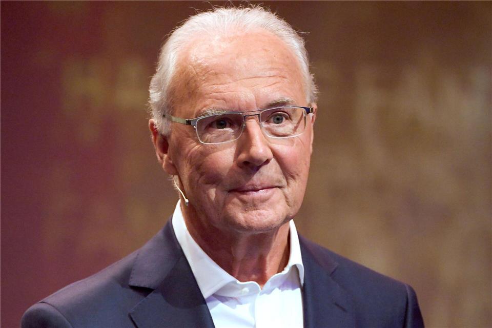 Beckenbauer bei Ballon-d’Or-Gala geehrt Die versammelte Fußball-Prominenz ehrte Franz Beckenbauer beim Ballon d’Or. Ina Fassbender/dpa