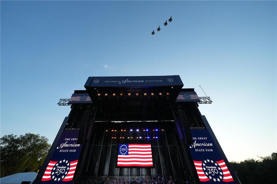 Die versammelte Menge sah in Formation fliegende Kampfjets am Himmel. Alex Brandon/AP/dpa