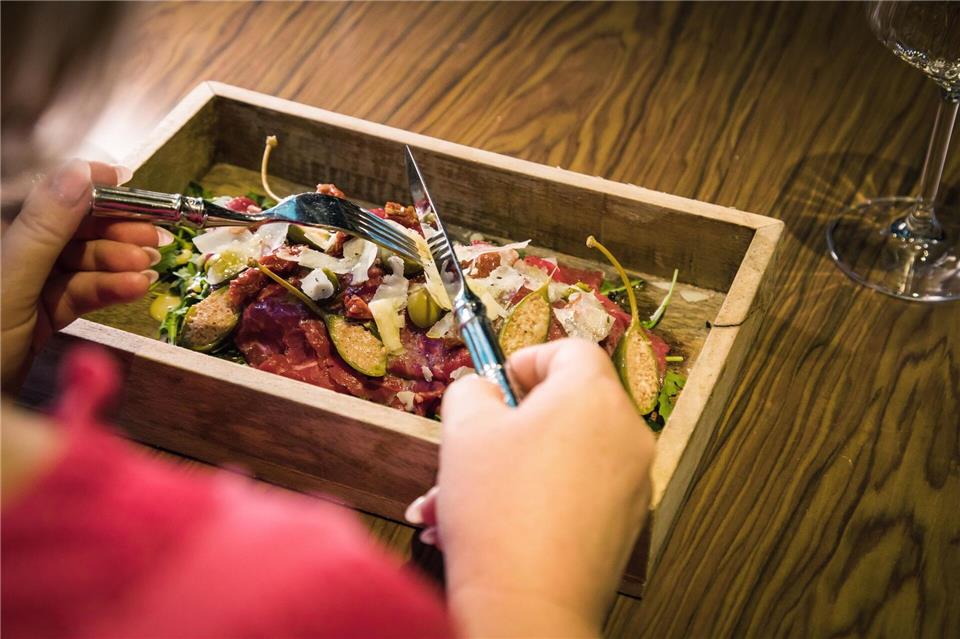 Die verschiedenen Texturen und Aromen von Salatblättern, Vinaigrette, Filetstreifen und den Toppings aus Oliven, Kapernäpfeln, getrockneten Tomaten und Parmesanhobel sorgen für eine Geschmacksexplosion im Mund. Christin Klose/dpa-tmn