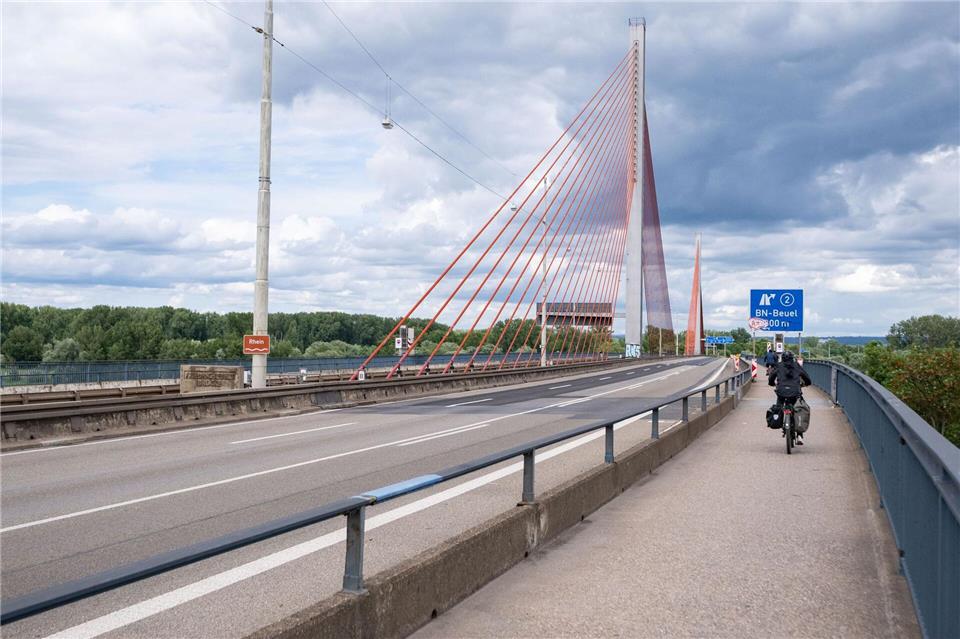 Die vielbefahrene Autobahnbrücke über den Rhein war am Mittwoch wegen neu entdeckter Schäden bis auf weiteres für den Verkehr gesperrt worden. Benjamin Westhoff/dpa