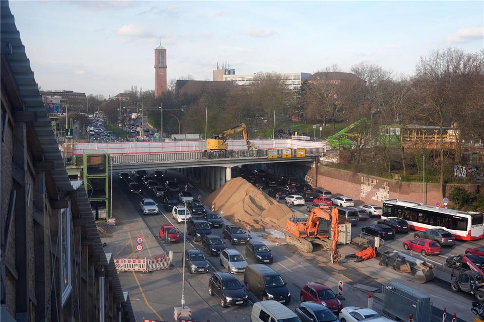 Die vielbefahrene Bürgerweide wird an diesem Wochenende für den Abriss der nördlichen Berlinertordammbrücke voll gesperrt. (Archivbild)Marcus Brandt/dpa