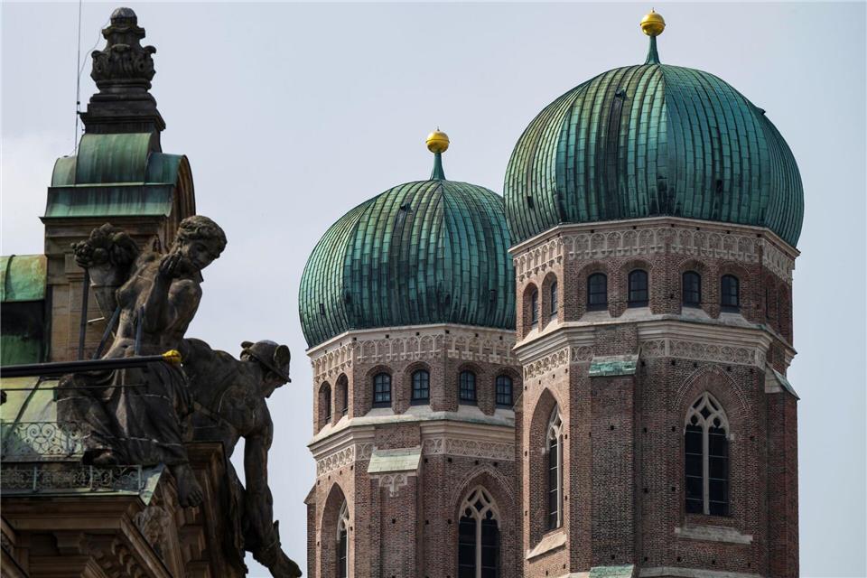 Die vielen Immobilien drücken auf die Finanzen des Erzbistums München-Freising. (Symbolbild)Peter Kneffel/dpa