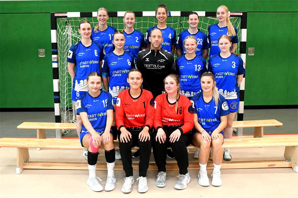 Die vielen jungen Spielerinnen weiter integrieren und mit dem Abstieg in der Oberliga nichts zu tun haben, das ist das Ziel der Handballerinnen des TV Borken: (oben von links) Carolin Schlattjann, Bea Hövelbrinks, Hannah Meyer, Christin Nondorf, Lara Hölter; Mitte von links: Sandra Tepferd, Magdalena Tepaße, Trainer Tim Westheider, Helena Ebber, Denise Honderboom; unten von links: Lotte Thomzik, Johanna Südholt, Teresa Pass, Emilie Kramer; es fehlen: Leah Baron, Nele Fietz, Luisa Hörnemann, Thea Kleinkes und Torwarttrainer Jens Bietenbeck.