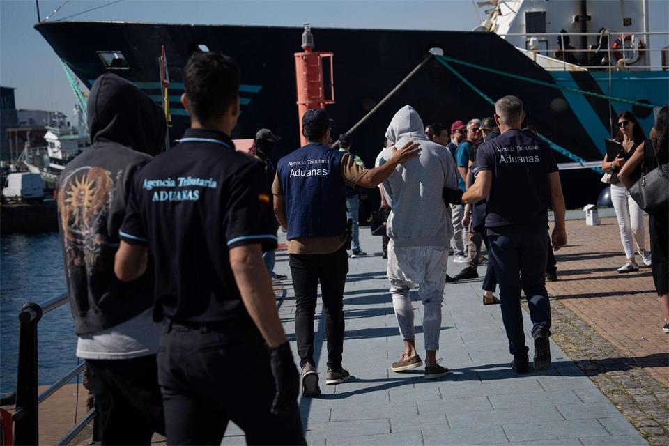 Die vier Besatzungsmitglieder der Segeljacht mit 2,1 Tonnen Kokain an Bord wurden festgenommen. Es handelt sich um je einen Argentinier, einen Uruguayer, einen Kolumbianer und einen Albaner.Adrián Irago/EUROPA PRESS/dpa