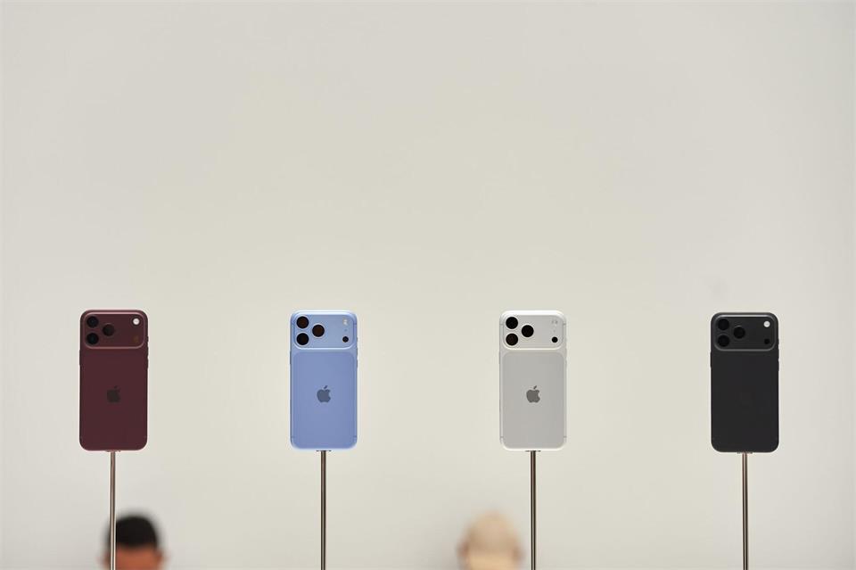 Die vier Farben des Apple iPhone 18 Pro bei einem Apple-Event: Burgund-Rot, Polar, Silber und Schwarz (v.l.n.r.).Andrej Sokolow/dpa
