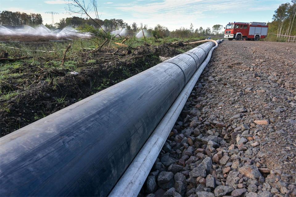 Die vier Kilometer lange temporäre Doppelstrang-Wasserleitung ist fertiggestellt.Heiko Rebsch/dpa