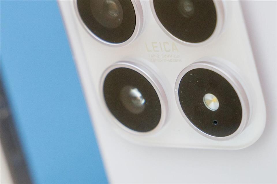 Die vier Kreise auf der Rückseite des Xiaomi 17 können etwas irreführend sein, denn Xiaomis neuestes Smartphone verfügt über ein Triple-Kamera-Setup von Leica. Der vierte Kreis dient lediglich als Blitzgehäuse.Zacharie Scheurer/dpa-tmn