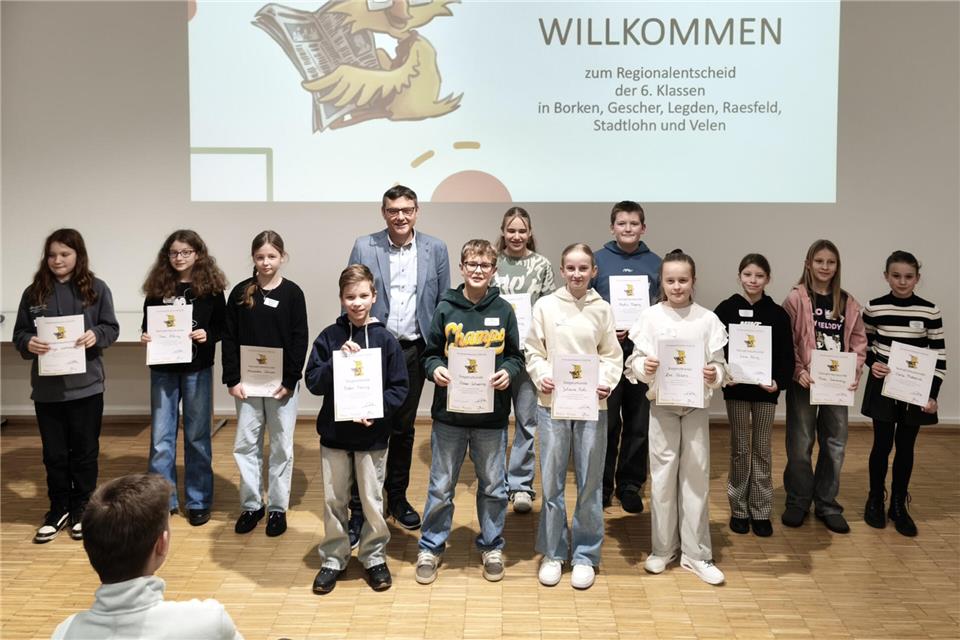 Die vier Sieger Robin Reining ,Oskar Schwering, Juliane Hüls und Zoe Olbers (v.l.) freuen sich über ihren Erfolg.