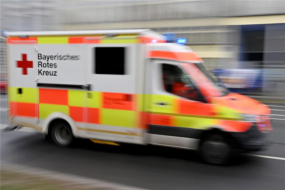 Die vier Verletzten wurden zur Behandlung ins Krankenhaus gebracht. (Symbolbild)Peter Kneffel/dpa