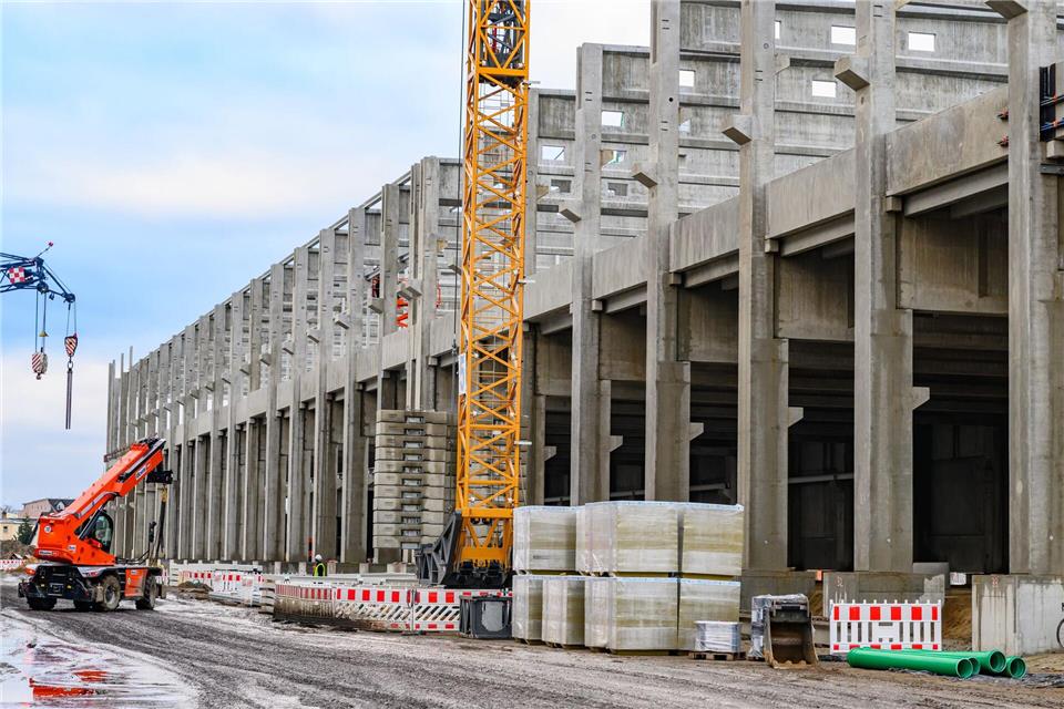 Die viergleisige Halle soll nach Fertigstellung über 500 Metern lang und 200 Meter breit sein. Patrick Pleul/dpa