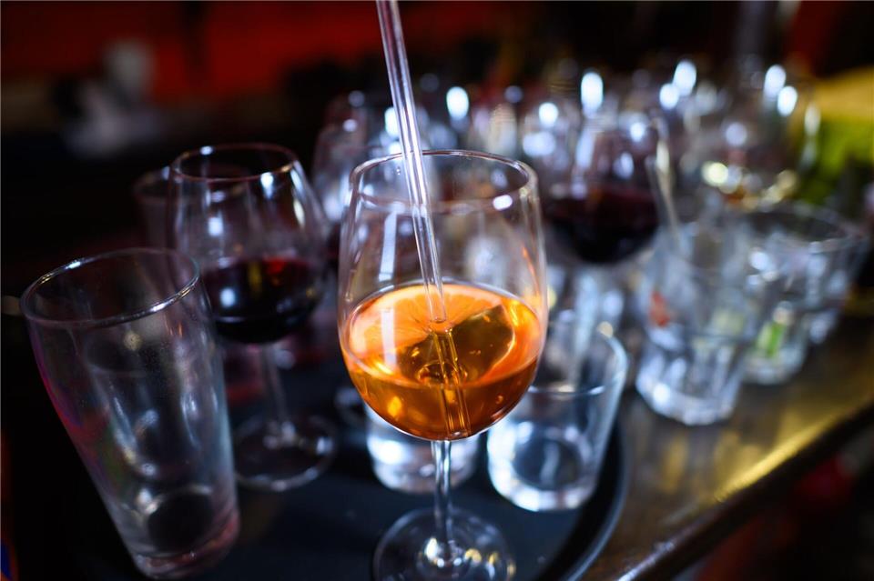 Die volkswirtschaftlichen Kosten alkoholbedingter Erkrankungen liegen laut Deutscher Hauptstelle für Suchtfragen bei rund 57 Milliarden Euro jährlich. (Archivbild) Robert Michael/dpa