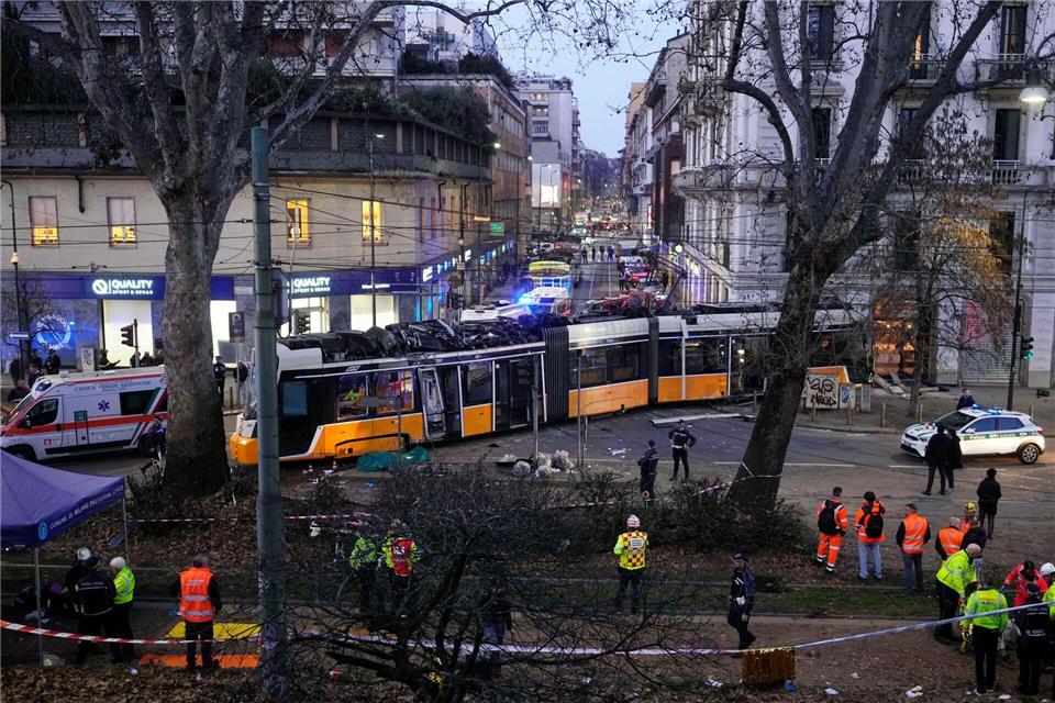 Die voll besetzte Straßenbahn war an einer Kreuzung entgleist, sie kam erst im Eingangsbereich eines Restaurants zum Stehen.Luca Bruno/AP/dpa