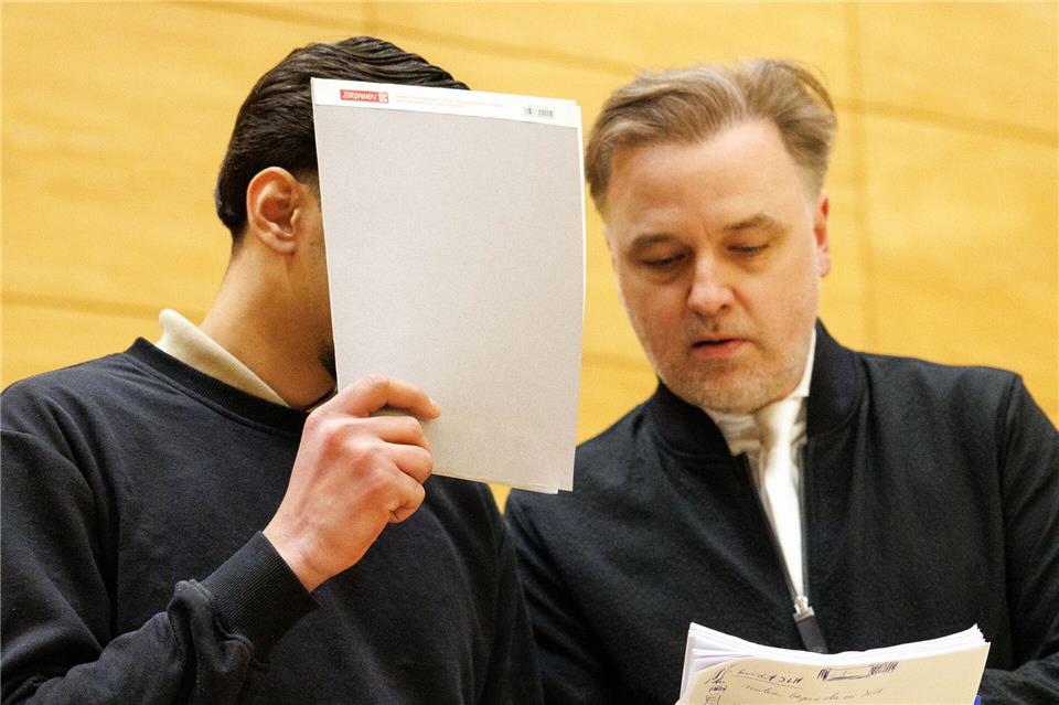 Die von Anwalt Burkhard Benecken (r) eingelegte Revision durch den Bundesgerichtshof blieb ohne Erfolg. (Archivbild)Friso Gentsch/dpa