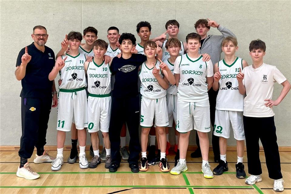 Die von Johann Weinbender (links) trainierte U16 des RSV Borken eroberte nach dem Sieg im Spitzenspiel die Landesliga-Tabellenführung.