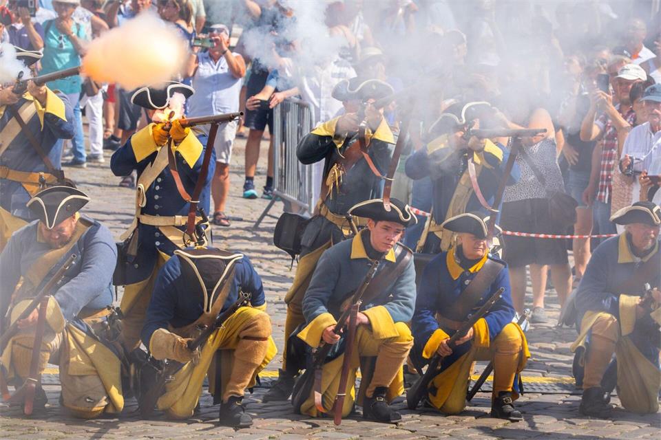 Die von Mitgliedern militärhistorischer Vereine aus Schweden nachgestellten Kampfszenen ziehen immer wieder die Aufmerksamkeit der Besucher des Schwedenfestes auf sich. (Archivbild)Jens Büttner/dpa