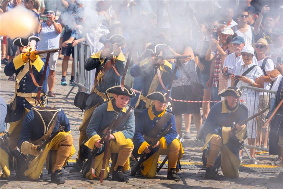 Die von Mitgliedern militärhistorischer Vereine aus Schweden nachgestellten Kampfszenen ziehen immer wieder die Aufmerksamkeit der Besucher des Schwedenfestes auf sich.   Jens Büttner/dpa