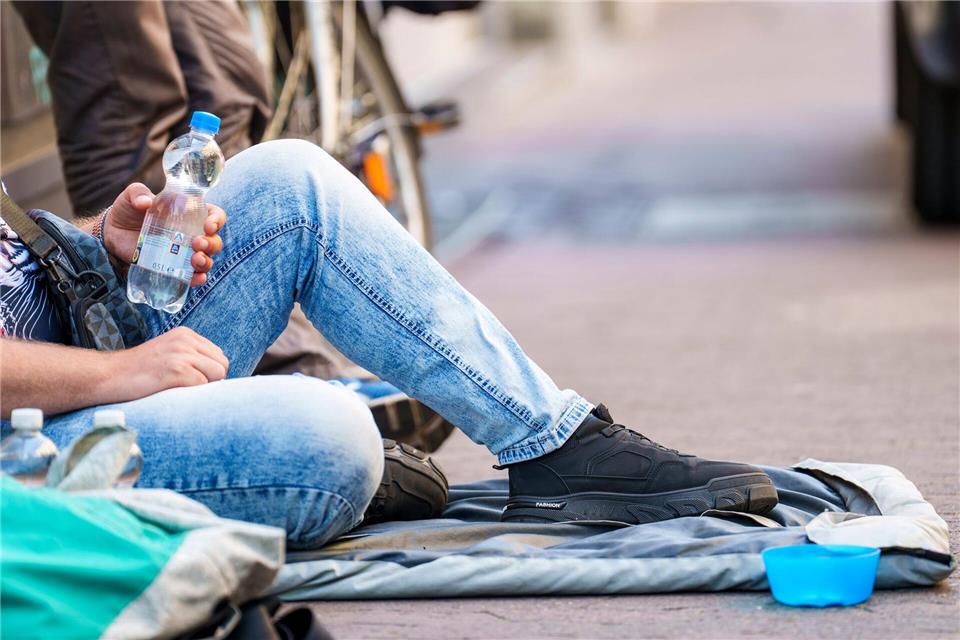 Die von Obdachlosigkeit betroffenen Menschen werden unter anderem mit Wasser versorgt. (Symbolfoto) Andreas Arnold/dpa