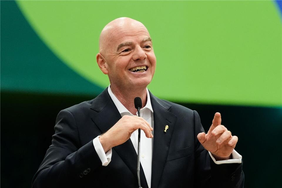 Die von Präsident Gianni Infantino angeführte FIFA schüttet bei der WM über 300 Millionen Euro an die Clubs aus. (Archivbild)Tony Gutierrez/AP/dpa